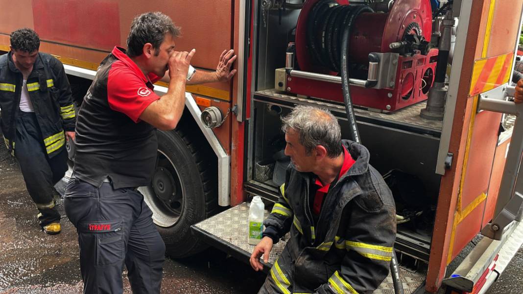 Çay Fabrikası Alevlere Teslim: Bir Kişi Dumandan Etkilendi